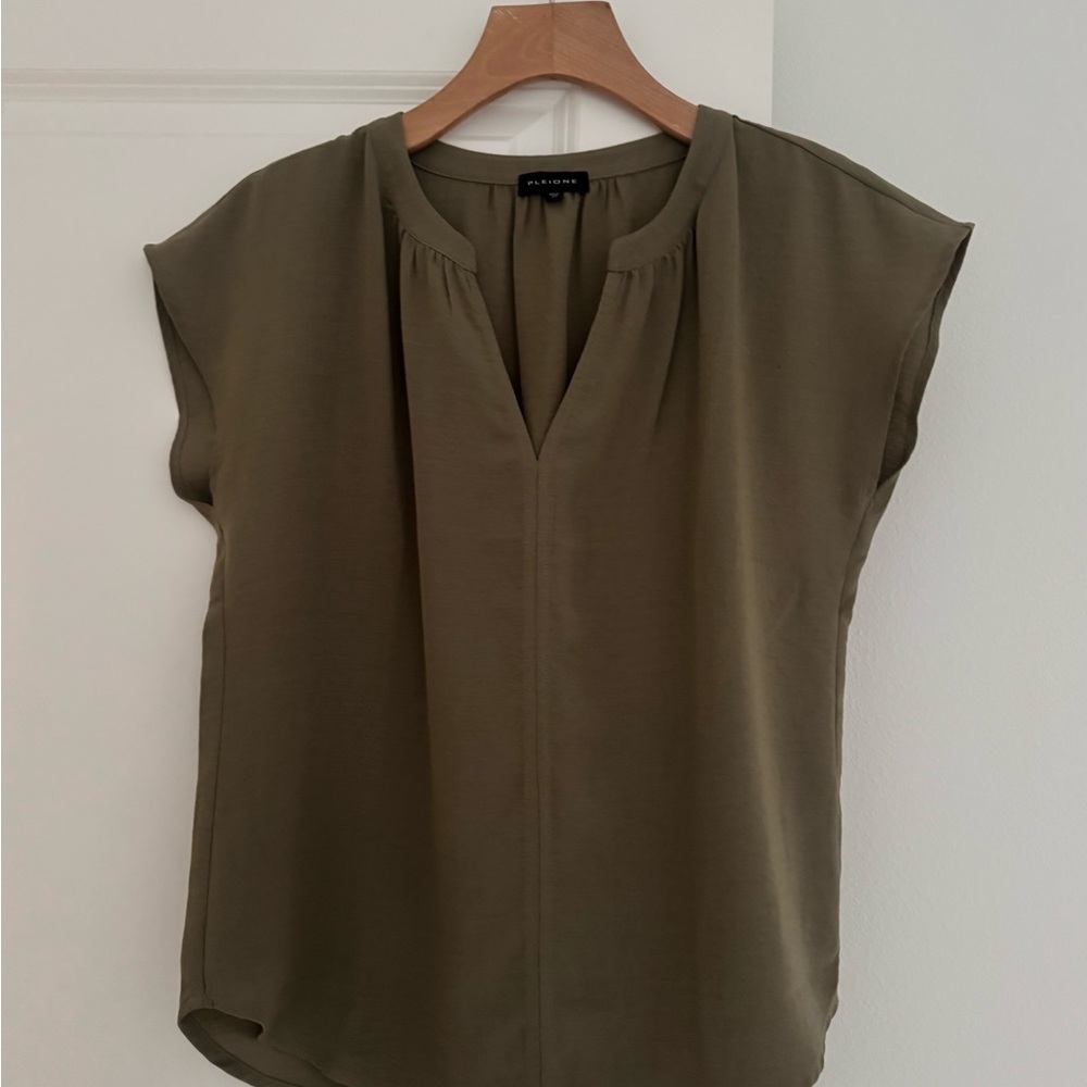 Anthropologie PLEIONE women’s olive green v-neck blouse shirt top size XS
